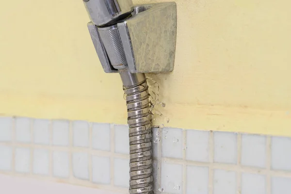 Csöpög Zuhanycső Vízvezeték Szerelés Szükséges — Stock Fotó