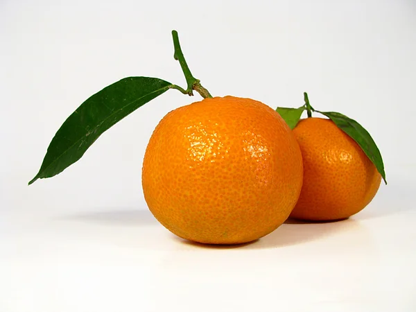 Mandarini maturi con foglie — Foto Stock