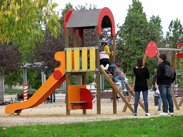 Crianças no parque — Fotografia de Stock