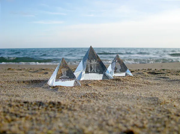 Les pyramides à la plage au coucher du soleil — Photo