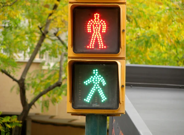 Пешеходные светофоры зеленый и красный свет — стоковое фото