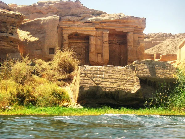 Нил и храм — стоковое фото