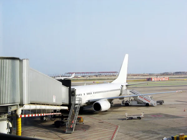 Boeing being loaded with cargo — Stock Photo, Image