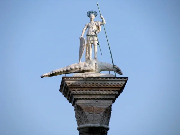 Venetië. kreeftenrestaurant - beeldhouwwerk van st. theodore — Stockfoto