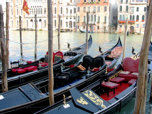 Góndolas amarradas seguidas en Venecia —  Fotos de Stock