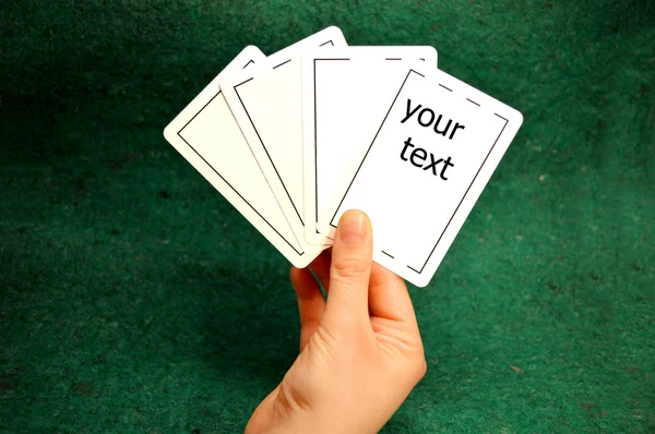 Рука держит карты в покер — стоковое фото