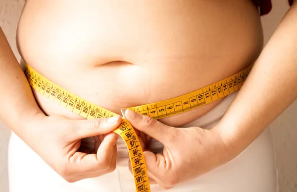 若い女性の脂肪を確認 — ストック写真