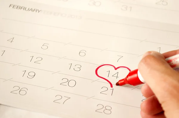 Man draw a heart shape in the calendar — Stock Photo, Image