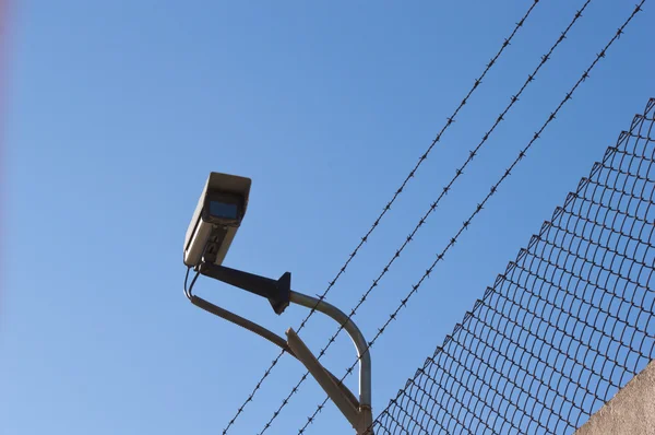 Câmera de segurança em uma prisão — Fotografia de Stock