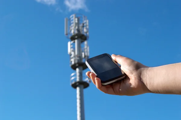 Versuch, das Antennensignal mit dem Mobiltelefon zu erhalten — Stockfoto