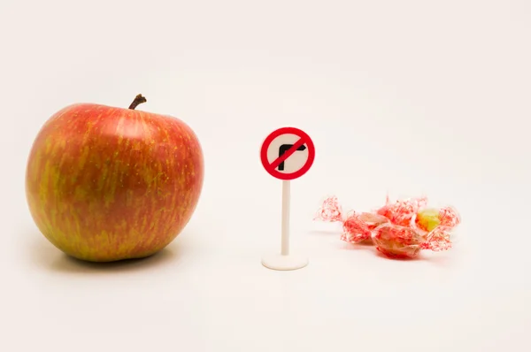 Una manzana, una señal que prohíbe comer dulces — Foto de Stock