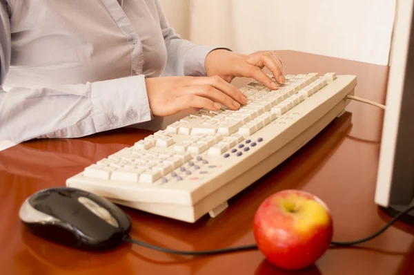 Человеческие руки, работающие на клавиатуре компьютера — стоковое фото