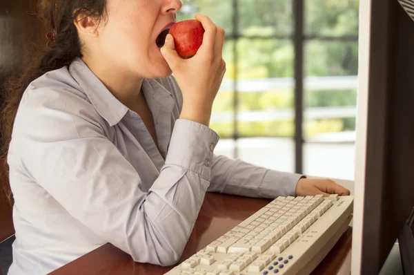 Donna che mangia sul posto di lavoro — Foto Stock