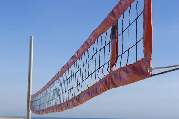 Beachvolleyballnetz vor einem schönen blauen Himmel am Strand — Stockfoto