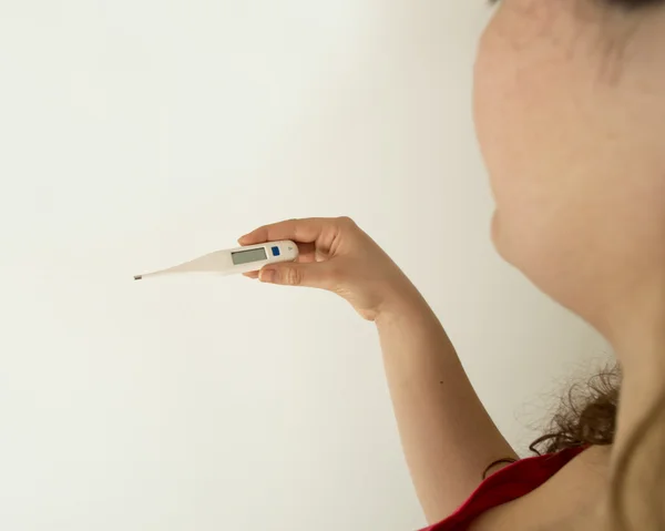 Ragazza prendendo la sua temperatura — Foto Stock