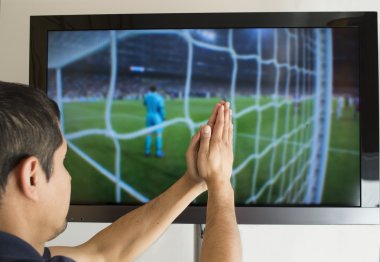 bir futbol maçı izliyor man