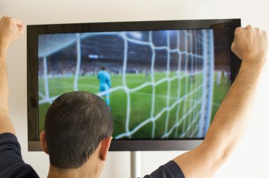 bir futbol maçı izliyor man