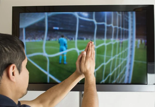Homem assistindo a um jogo de futebol — Fotografia de Stock