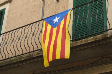 bayrak estelada (yıldızlı bayrak), Katalonya independentism sembolü olan balkon