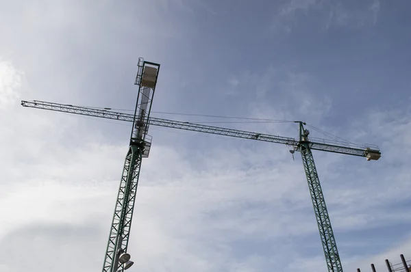 青空の背景を持つ建設クレーン — ストック写真