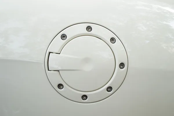 Λευκό διασκέδαση cap καυσίμου του αυτοκινήτου από ανοξείδωτο χάλυβα — Φωτογραφία Αρχείου