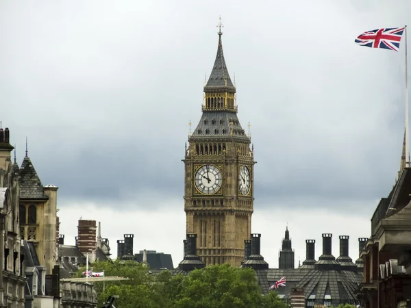 Big beng and UK flag with a cloudy sky — Stock Photo, Image