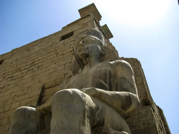 Sitter Ramses ii Kolossen inne i Luxortemplet — Stockfoto