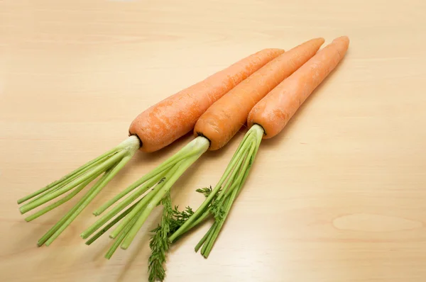 Frisches junges Karottengemüse — Stockfoto