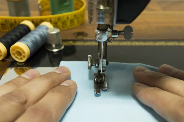 Mãos costurando em uma máquina de costura velha — Fotografia de Stock