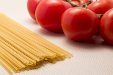 Makarna ve domates pişirmeye hazır bir tablo