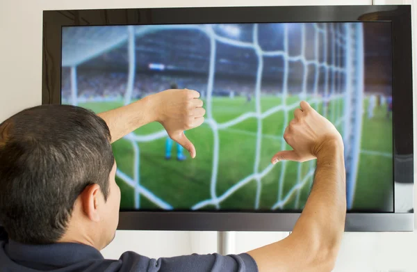 Homem assistindo futebol com o dedo para baixo polegares para baixo — Fotografia de Stock