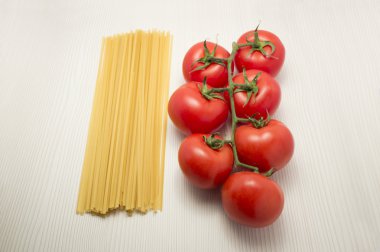 Makarna ve domates pişirmeye hazır bir tablo