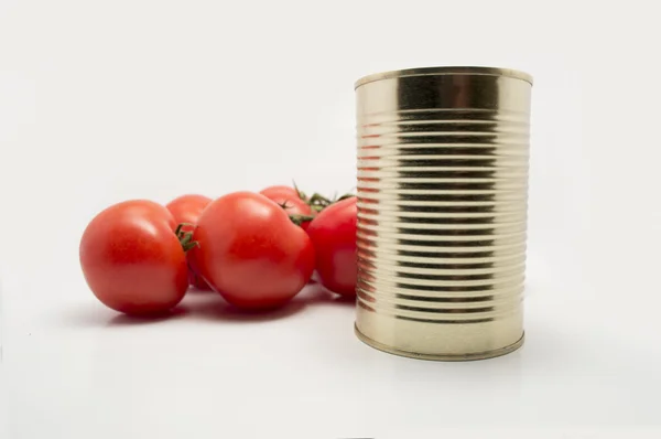 Conteneur alimentaire en métal avec tomates de vigne — Photo