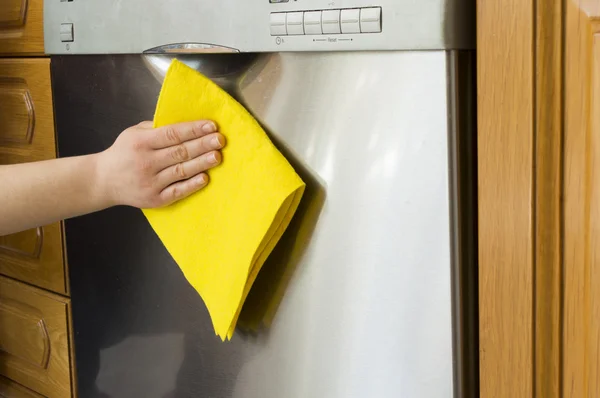 Jeune femme dans la cuisine faisant des travaux ménagers nettoyage du lave-vaisselle — Photo