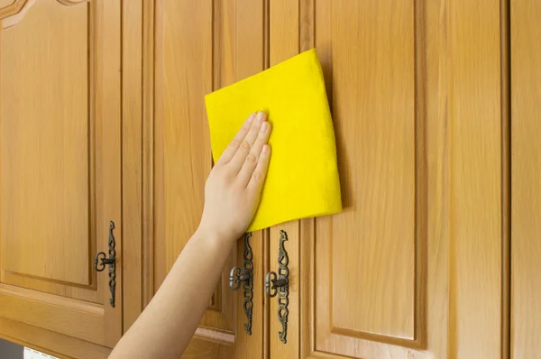 Mujer joven en la cocina haciendo tareas domésticas limpieza armarios — Foto de Stock