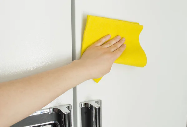 Mujer joven en la cocina haciendo tareas domésticas con el refrigerador — Foto de Stock