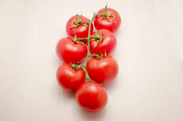 Jolies tomates cerises mûres, toujours sur la plante — Photo