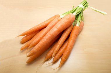 bir tabloda havuç demet bağlı