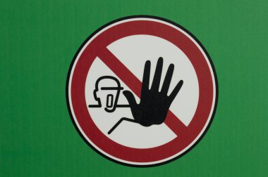 stop sinyali yeşil arka plana sahip
