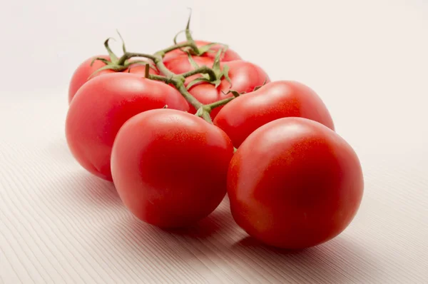 Jolies tomates cerises mûres, toujours sur la plante — Photo