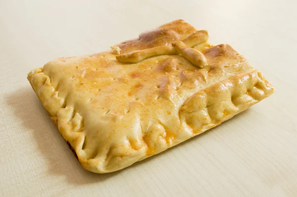 A bread pie filled with tuna and vegetables -empanada gallega — Stock Photo, Image