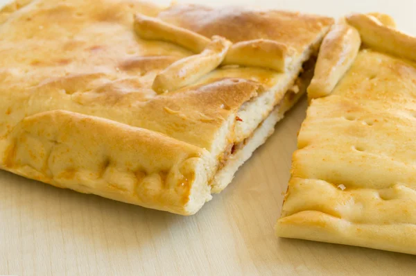 Chléb koláč plný tunna a zeleninou - empanada gallega — Stock fotografie