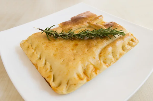 El pastel de pan que rellena con la tunna y hortalizas - empanada —  Fotos de Stock