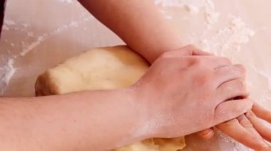 ekmek yoğurma eller