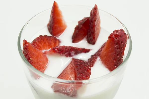 Vaso de yogur con fresas aisladas en blanco en primer plano —  Fotos de Stock