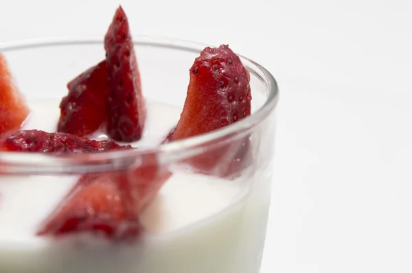 Vaso de yogur con fresas con espacio para copiar —  Fotos de Stock