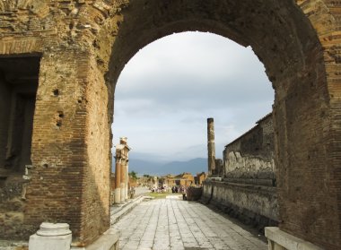 yıkık bir Roma kenti yakınında modern Napoli Pompei olduğunu