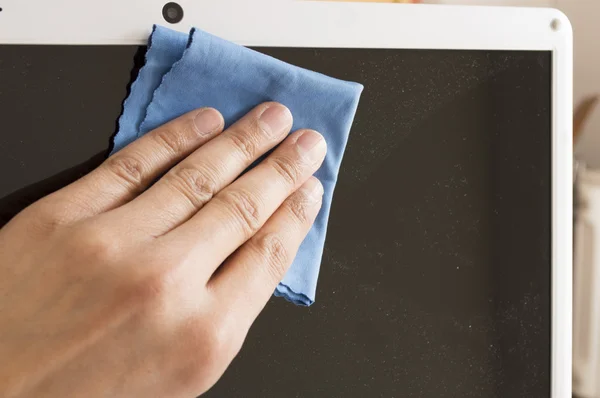 Een flat screen met een antistatische blauw doek schoonmaken — Stockfoto