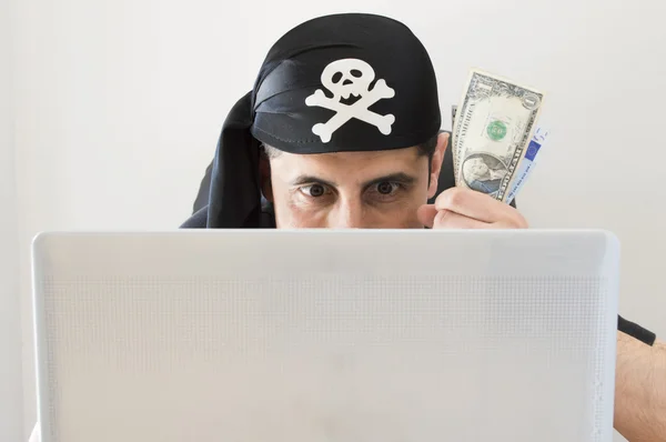 Hacker assistindo e roubando dinheiro virtual em dólares EUA — Fotografia de Stock
