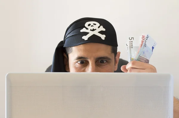İzlerken ve Euro sanal para çaldığını hacker — Stok fotoğraf